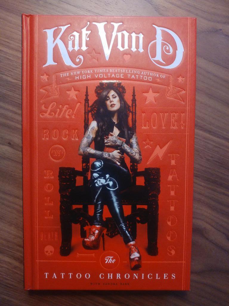 The Tattoo Chronicles - by Kat Von D - (High Voltage Tattoo), Ophalen of Verzenden, Zo goed als nieuw, Overige onderwerpen