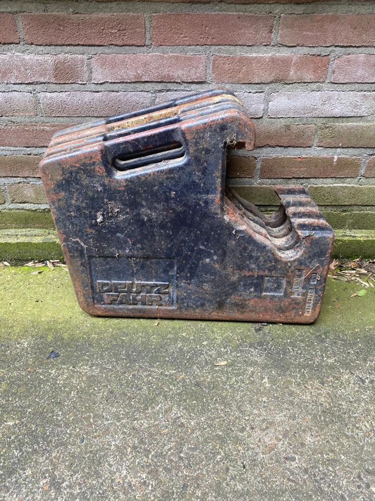 Deutz DX frontgewichten, Ophalen