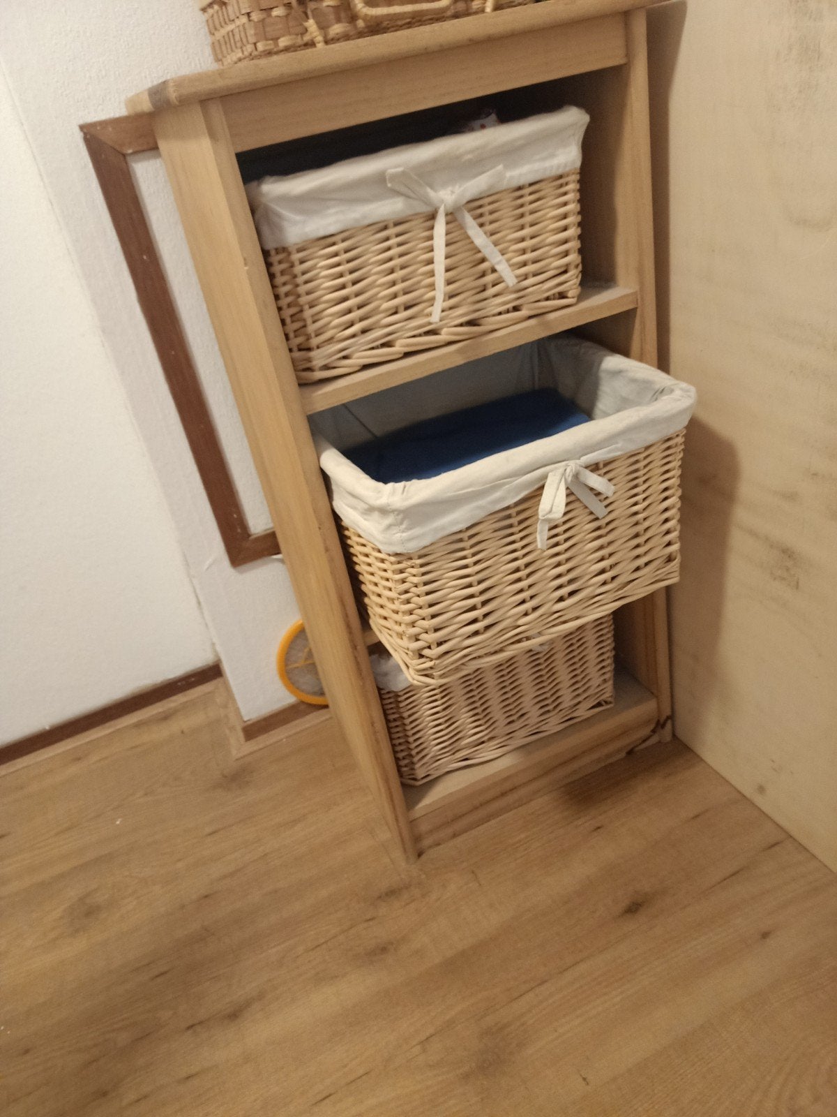Houten kastje met rieten manden, Ophalen of Verzenden, Gebruikt