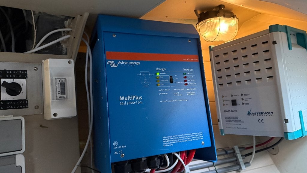 Victron MultiPlus 24/3000/70-16– 24V omvormer & acculader, Ophalen of Verzenden, Zo goed als nieuw, Motor en Techniek