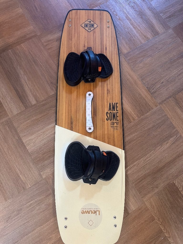 Lieuwe Awesome 138x41 incl. pads, Ophalen, Twintip, Kiteboard, Zo goed als nieuw