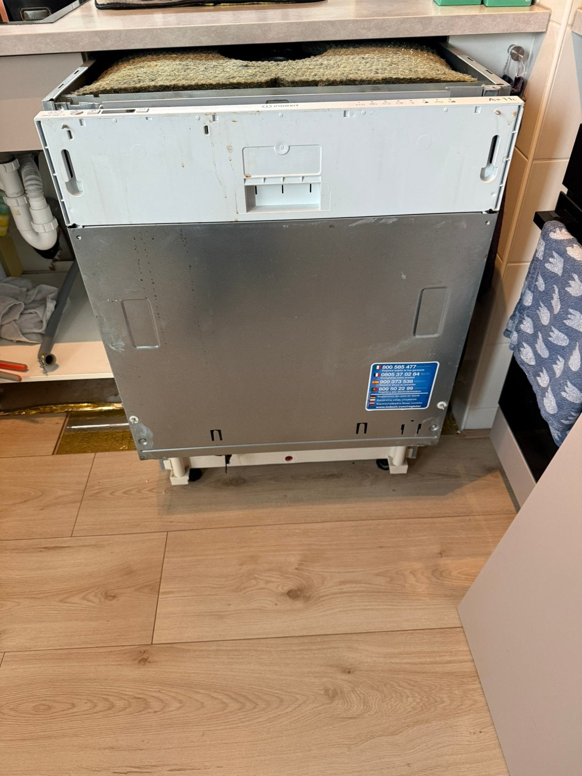 Indesit vaatwasser Difp18b1a met klein defect., Witgoed en Apparatuur, Vaatwasmachines, Ophalen, Zo goed als nieuw, Inbouw, Minder dan 85 cm