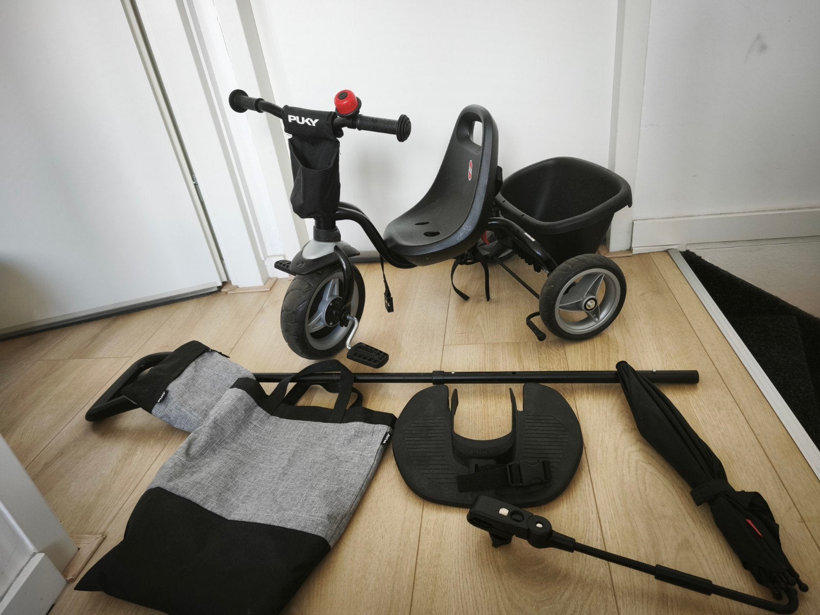 Mooie Puky driewieler met duwstang en andere accessoires, Fietsen en Brommers, Fietsen | Driewielers, Ophalen, Duwstang