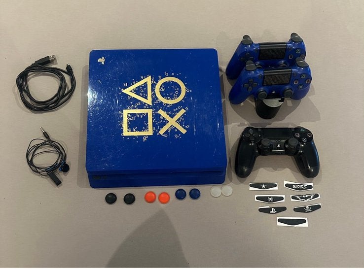 Playstation 4 slim days of play limited edition, 500 GB, Ophalen of Verzenden, Zo goed als nieuw, Met 3 controllers of meer
