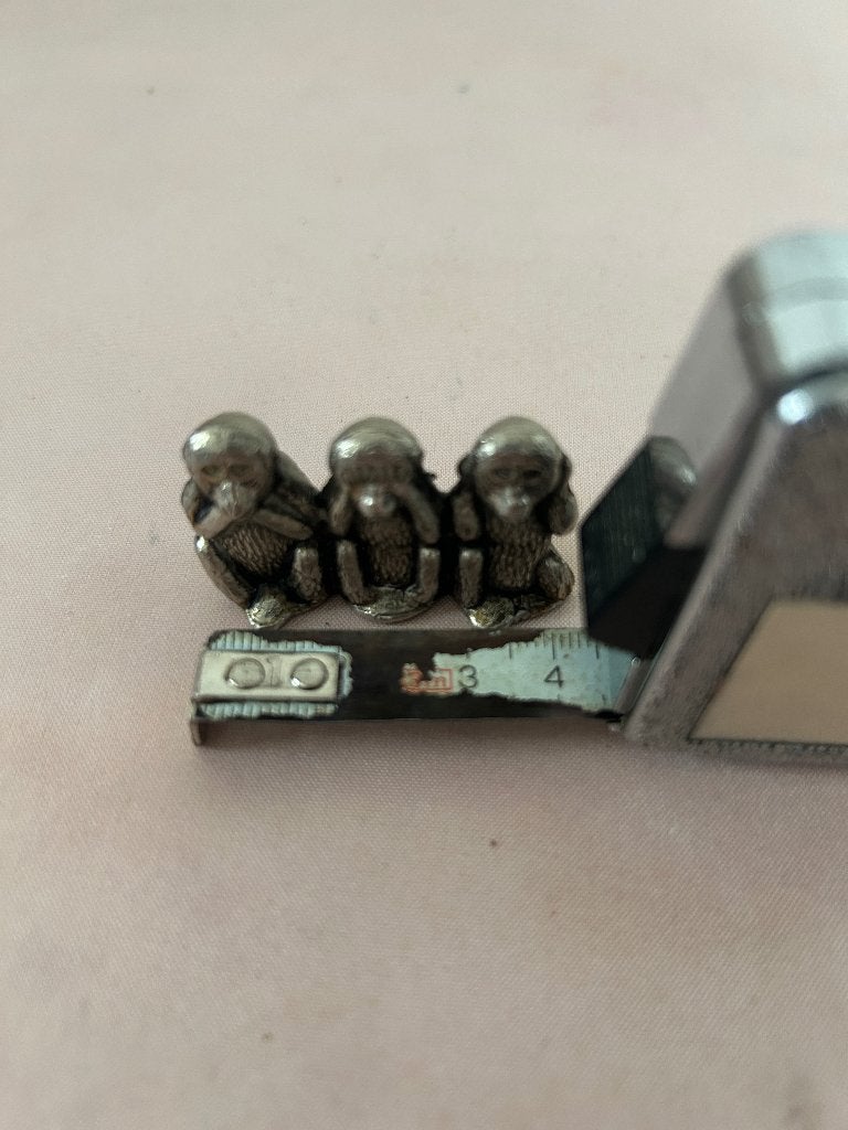 Miniatuur beeldje drie wijze aapjes horen zien zwijgen, Ophalen of Verzenden, Zo goed als nieuw, Dier