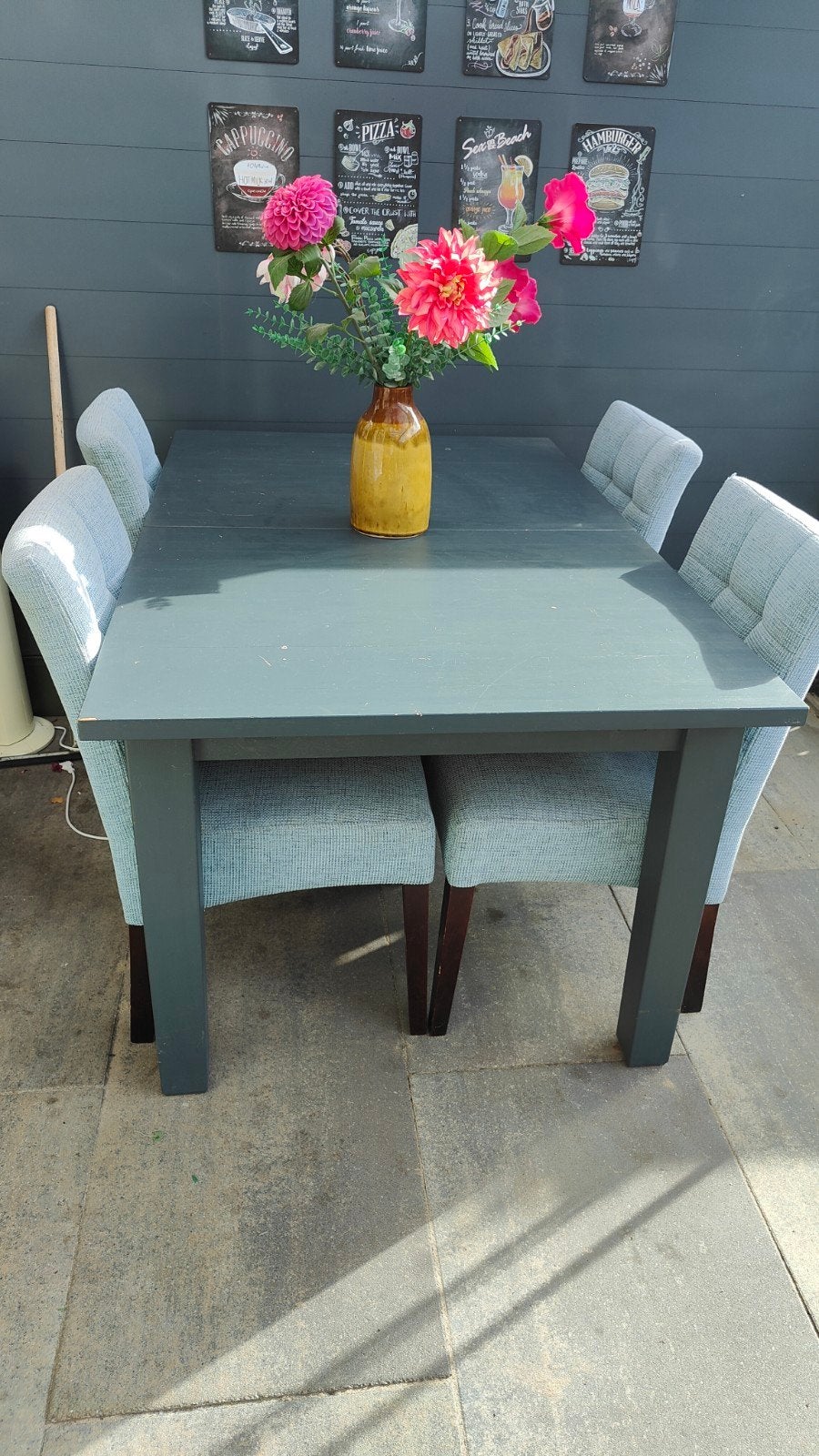 Uitschuifbare eettafel met blauwgrijze stoelen