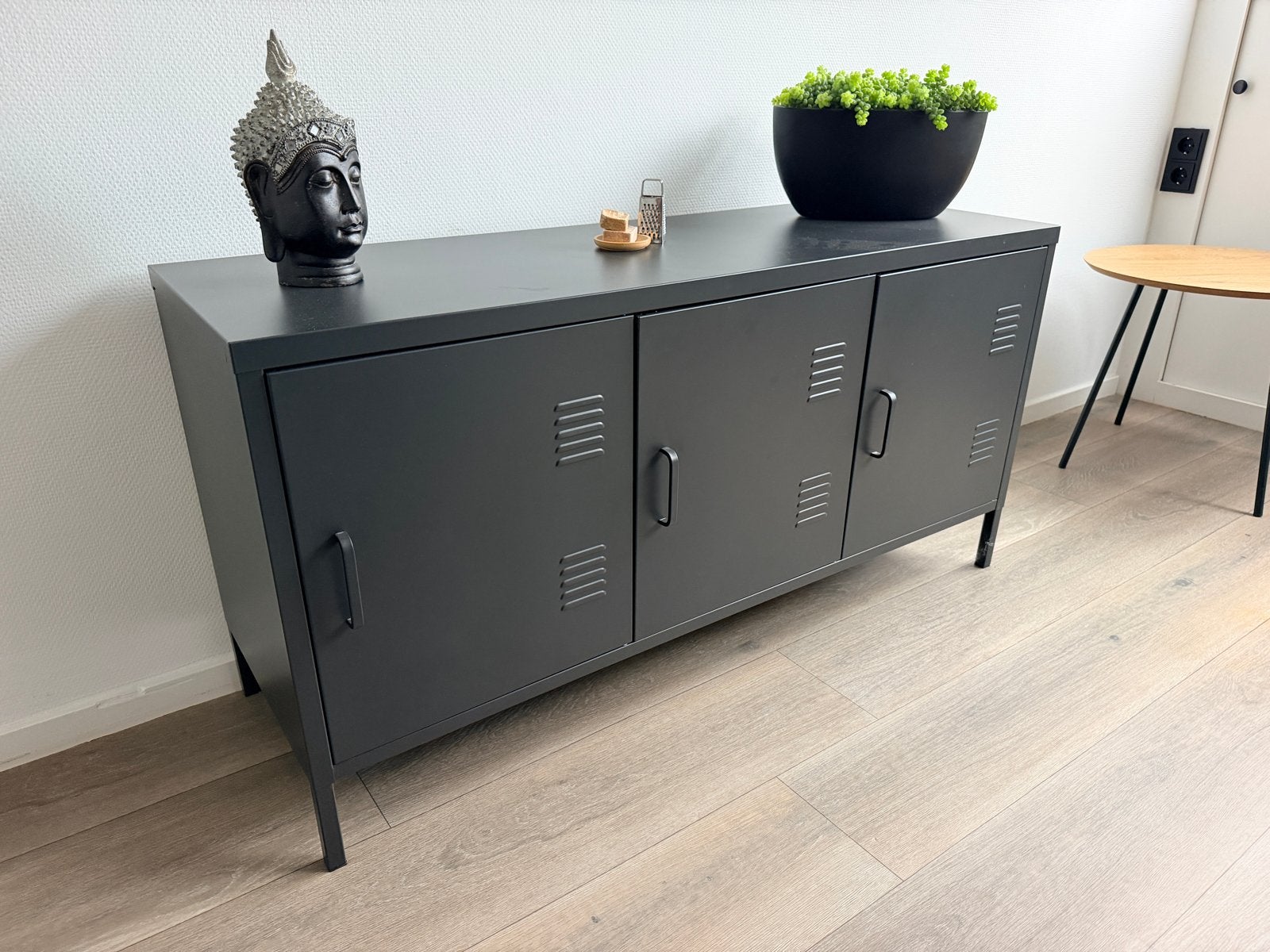 Dressoir Viborg: Stoere metalen kast met locker look, Ophalen, 100 tot 150 cm, Zo goed als nieuw, Metaal