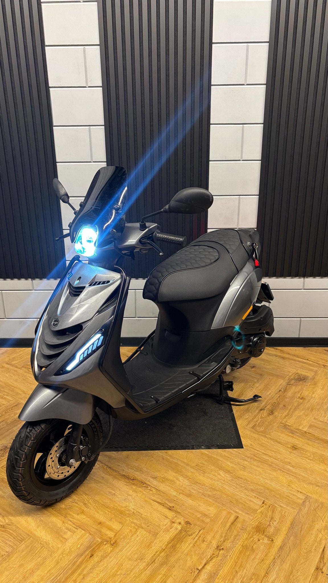 PIAGGIO ZIP 3V 4T BROM 2024 FULL OPTION MAGIC GREY, -, Maximaal 45 km/u, -, Zip