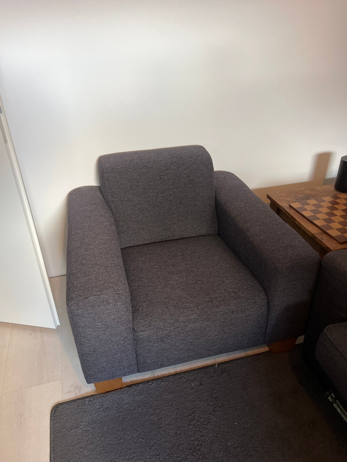 Gratis Comfortabele grijze stoffen fauteuil, Ophalen, Gebruikt, Hout, Eén