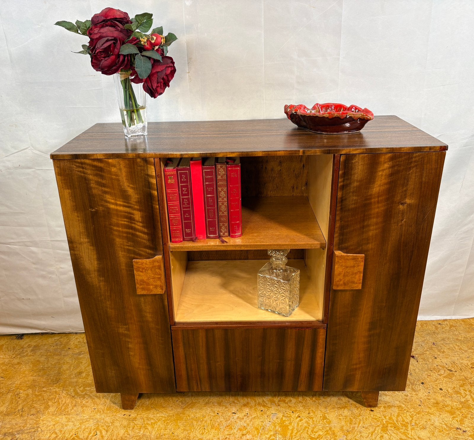 Gratis bezorging! Vintage Art Deco dressoir noten 1930-1940, Vintage art deco Noten dressoir vitrinekast 1930-1940, Met deur(en)