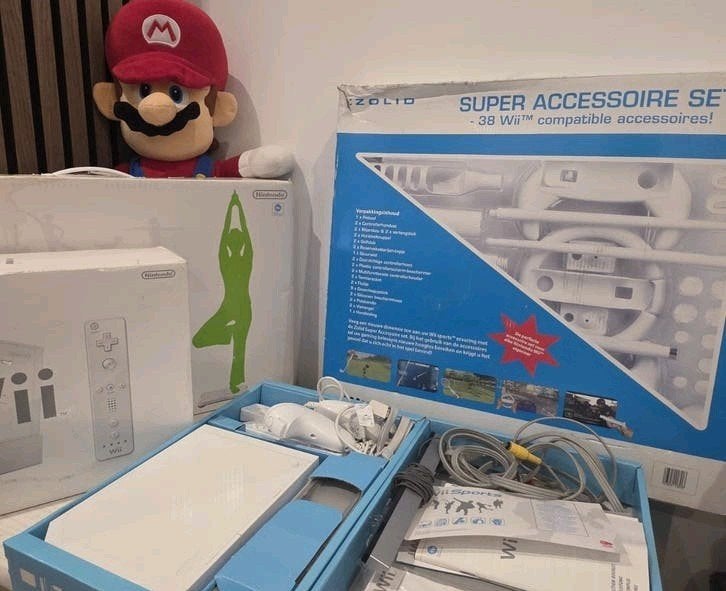 Nintendo Wii Compleet in Doos + Wii Fit + Wii Sports, Ophalen of Verzenden, Zo goed als nieuw, Met 2 controllers, Met Balance Board