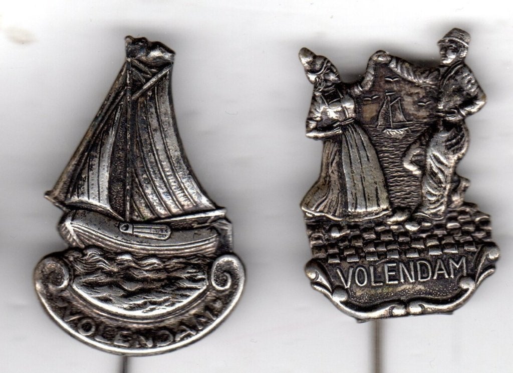 2 speldjes VOLENDAM KLEDERDRACHT ZEILSCHIP (A2), Verzamelen, Ophalen of Verzenden, Gebruikt, Overige onderwerpen