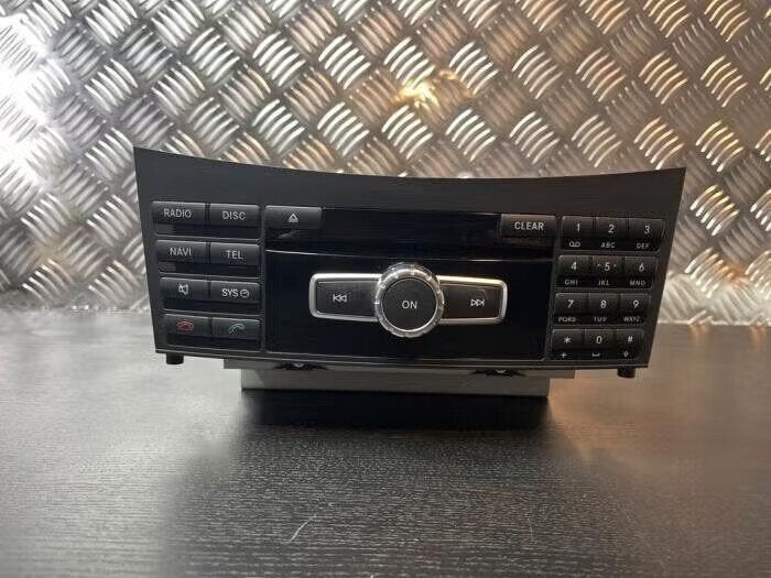 Radio van een Mercedes E-Klasse, Auto diversen, Autoradio's, Ophalen of Verzenden