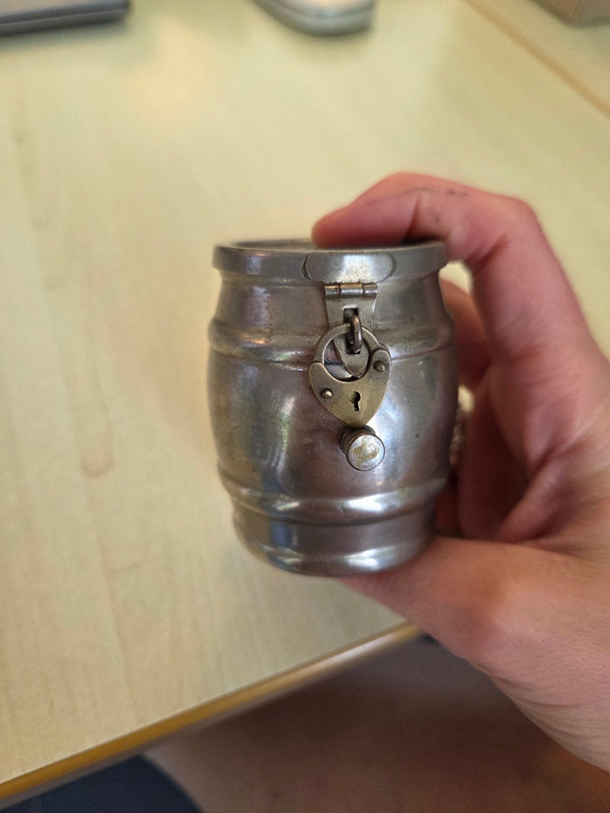 Antieke metalen spaarpot in de vorm van een ton, Ophalen of Verzenden, Gebruikt, Metaal of Blik, Object of Gebouw