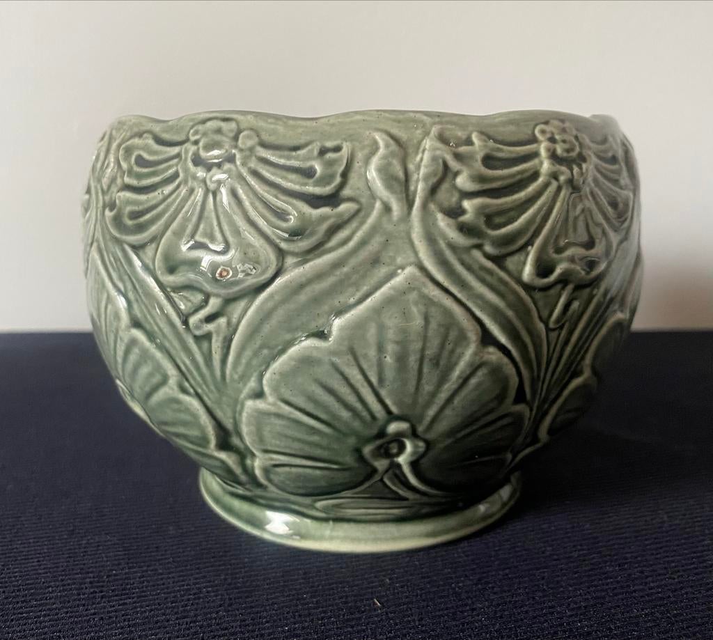 Groene bloempot van keramiek in Art Nouveau stijl. H.9,5 cm:, Rond, Binnen, Ophalen of Verzenden, Zo goed als nieuw