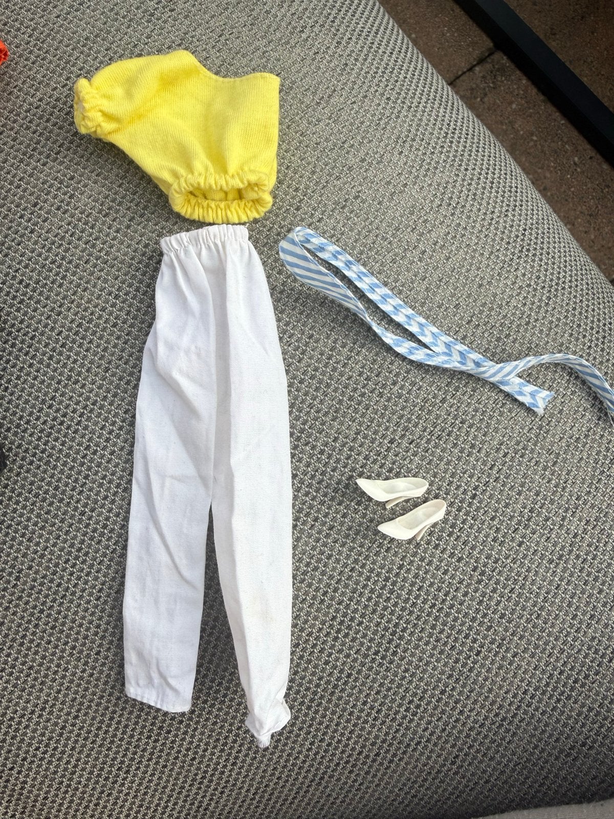 Vintage Barbie outfit 1985 - Gele top, witte broek, schoenen, Ophalen of Verzenden, Gebruikt, Barbie