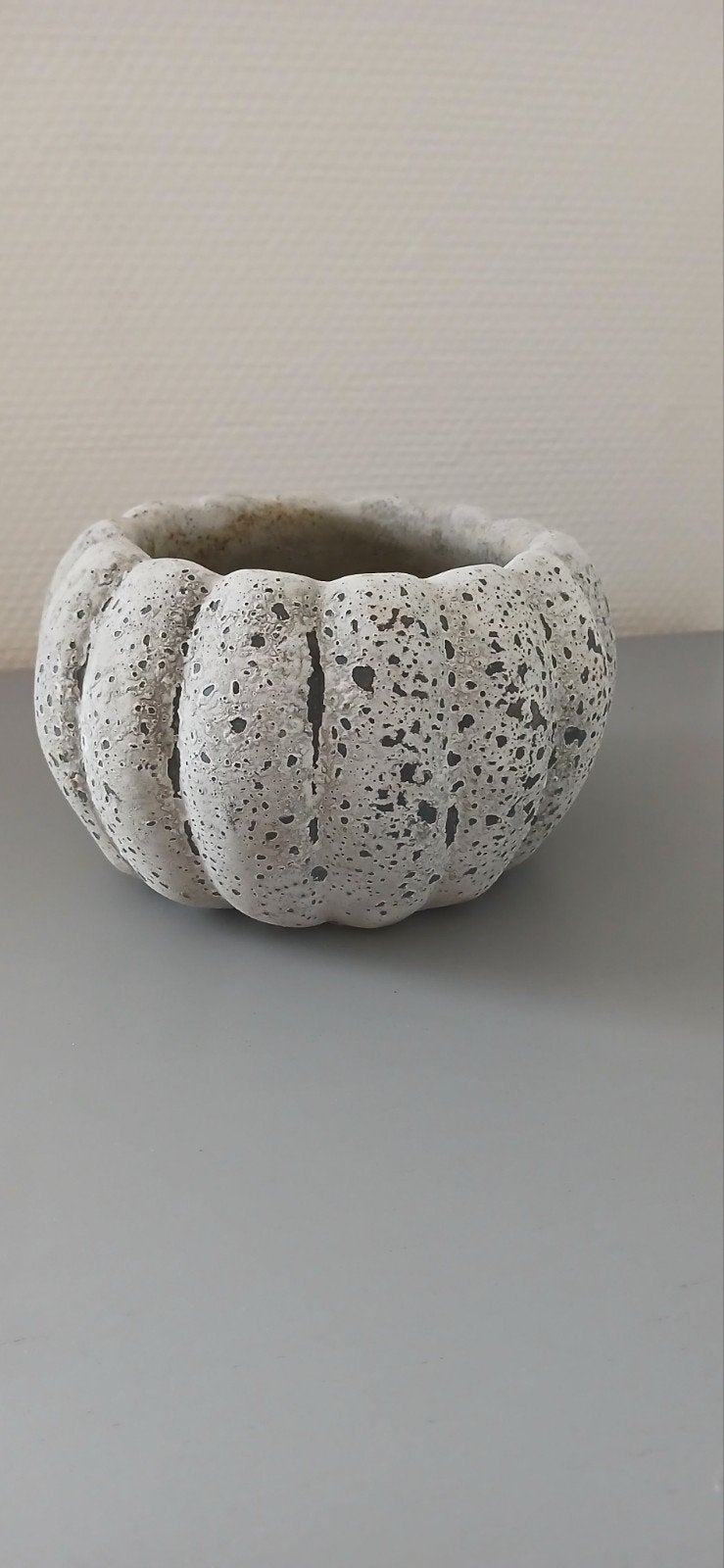 MOOIE DECORATIEVE BLOEMPOT, Rond, Ophalen of Verzenden, Zo goed als nieuw, Beton