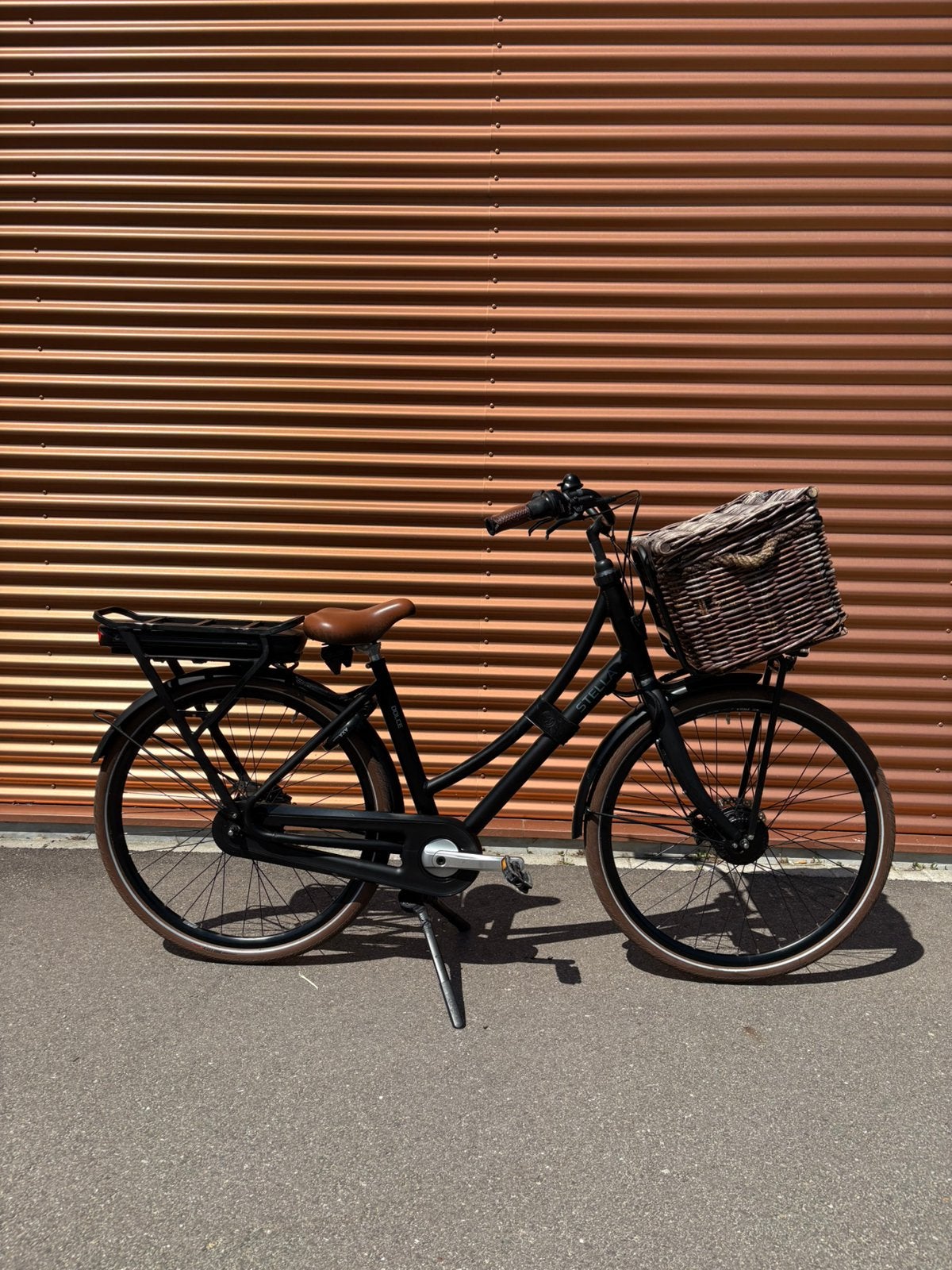 Stella elektrische transportfiets met rieten mand, ., Ophalen of Verzenden, Zo goed als nieuw, .