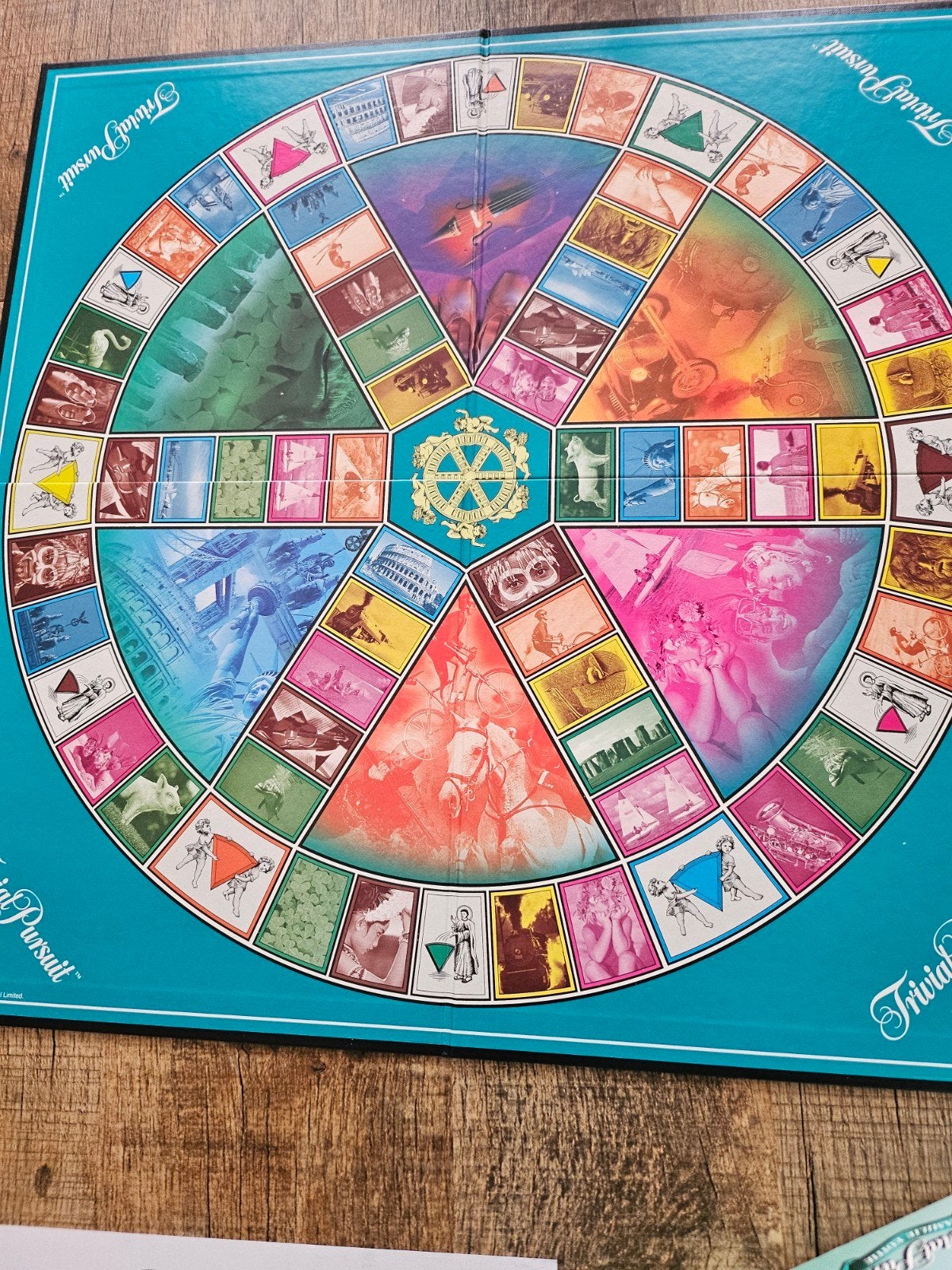 Trivial Pursuit Disney Familie Editie - Zeer Goede Staat, Drie of vier spelers, Ophalen of Verzenden, Zo goed als nieuw