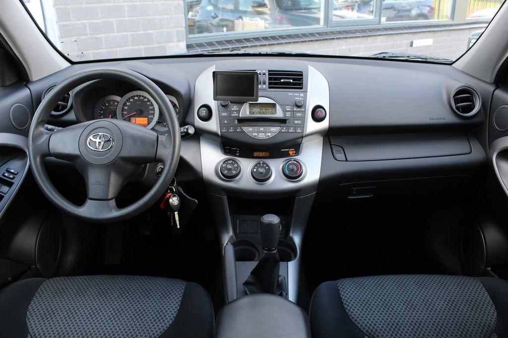 Toyota RAV4 2.0 VVTi Linea Terra 4WD / Trekhaak / Airco / N., Auto's, Toyota, 1998 cc, Stof, 4 cilinders, Zwart