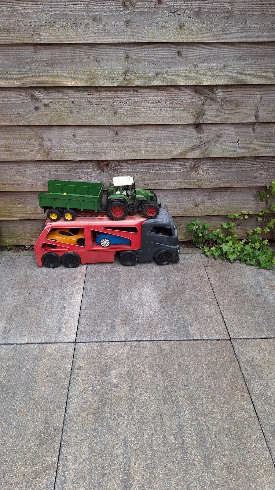Little Tikes vrachtwagen en Bruder tractor met aanhanger, Kinderen en Baby's, Speelgoed | Speelgoedvoertuigen, Ophalen, Gebruikt