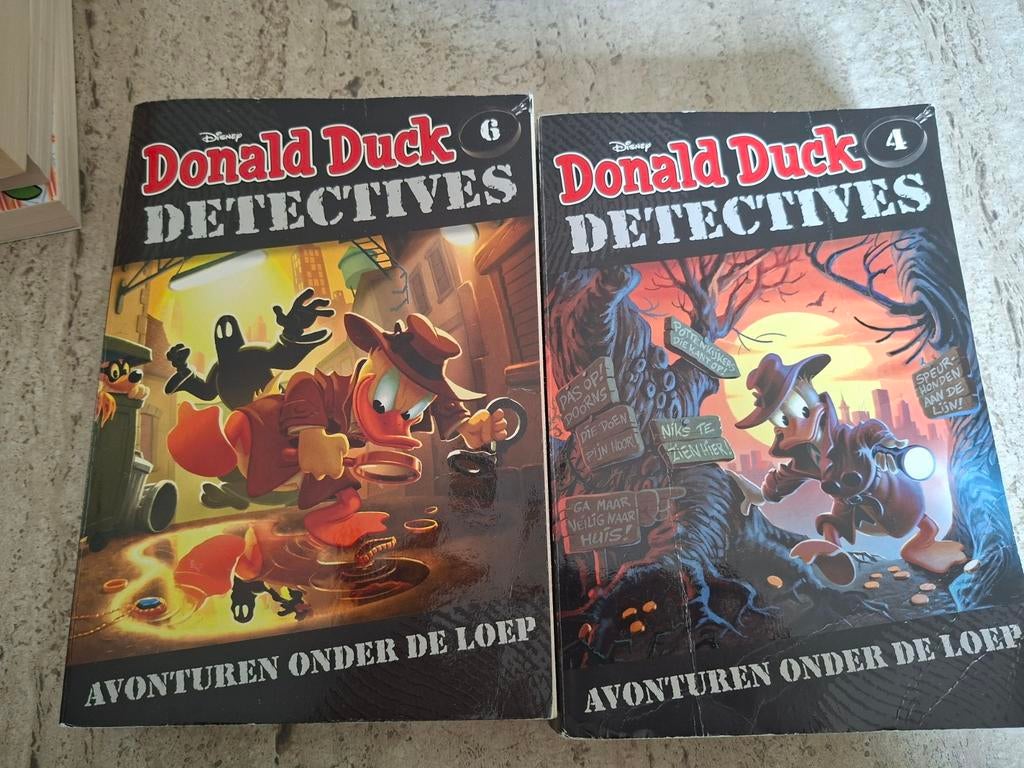Donald duck detectives 2 stuks, Boeken, Meerdere comics, Ophalen of Verzenden, Gelezen, Donald Duck
