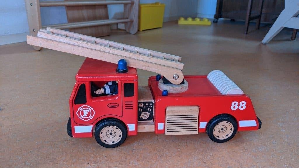 Houten brandweerauto (45 cm.) met accesoires van Pintoy, Ophalen of Verzenden, Zo goed als nieuw, Rij- of Hobbelspeelgoed
