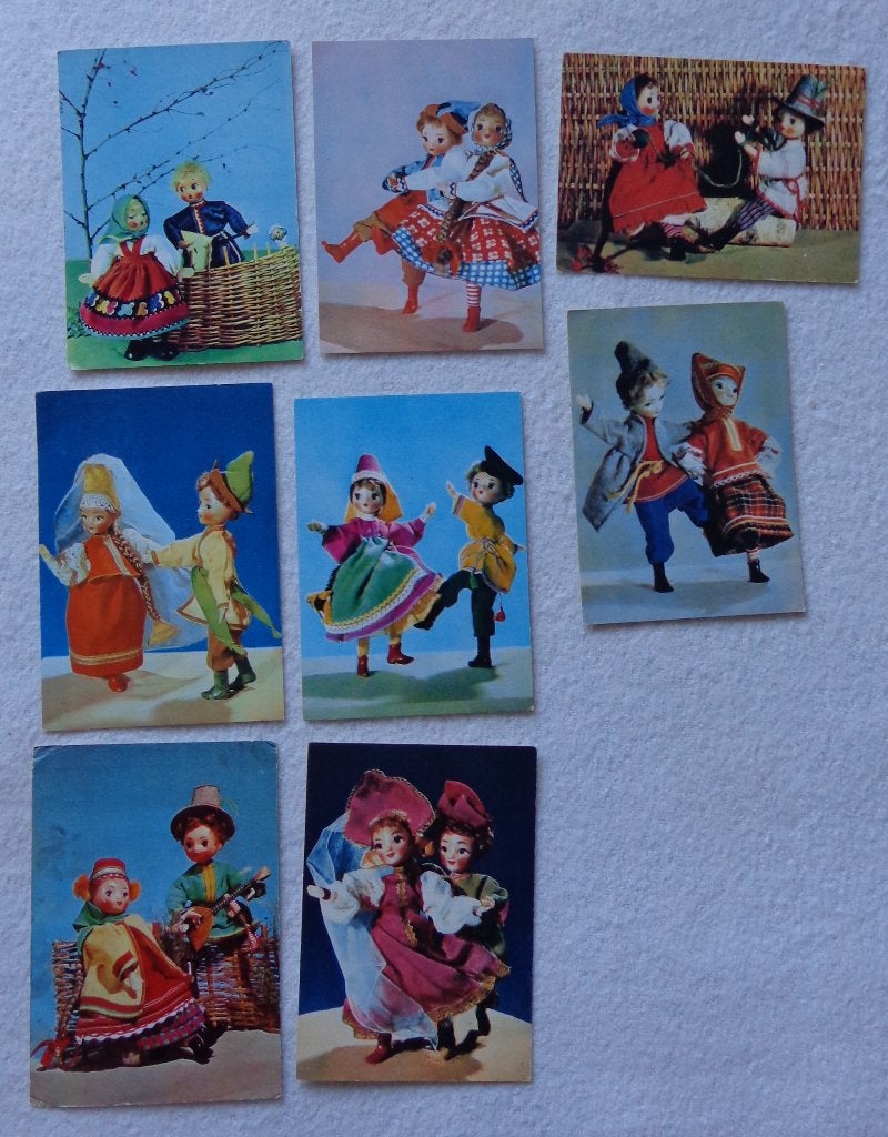 8 Russische ansichtkaarten Poppen in klederdracht 1968, Verzamelen, Ophalen, 1960 tot 1980, Ongelopen, Klederdracht