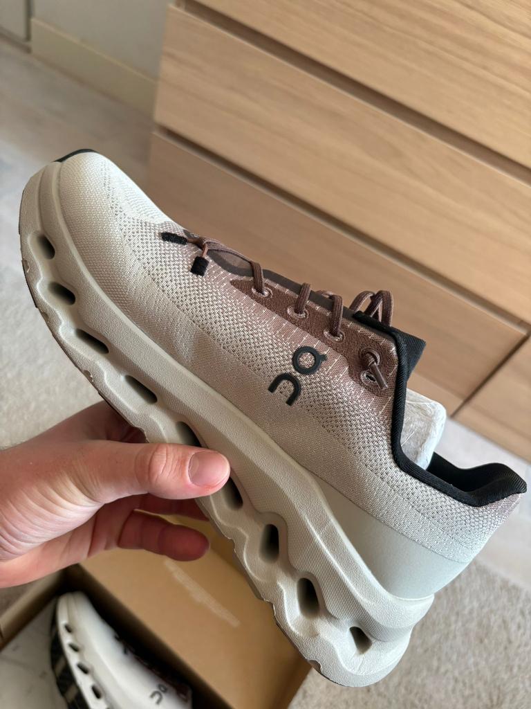 On cloud tilt, Kleding | Dames, Schoenen, Bruin, Nieuw, Ophalen of Verzenden, Sneakers of Gympen
