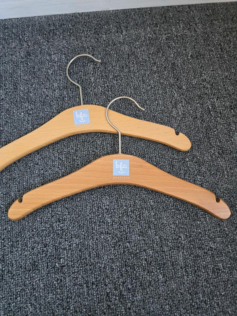Baby en of kinder kledinghangers, Ophalen, Zo goed als nieuw, Hout, Kinderen