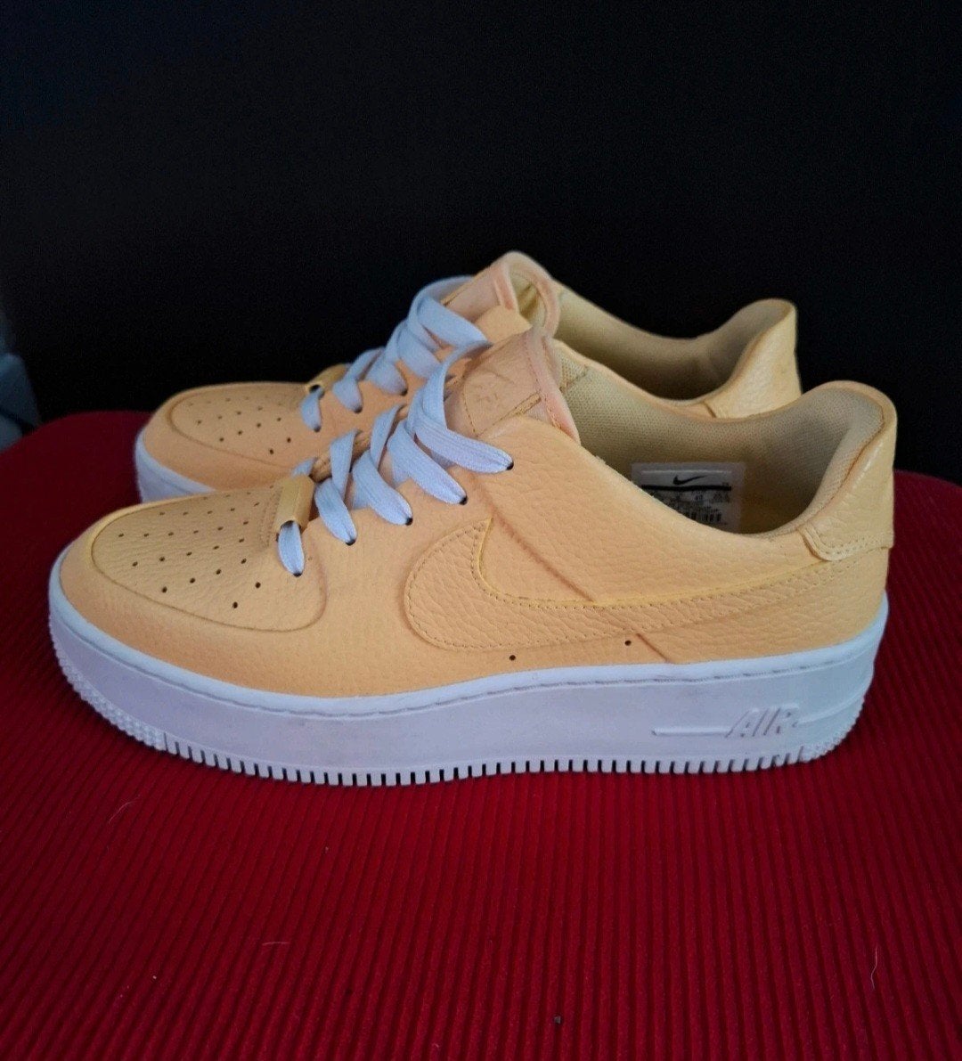 Nike Air Force 1 Sage Low Topaz Gold, Geel, Nike, Ophalen of Verzenden, Sneakers of Gympen