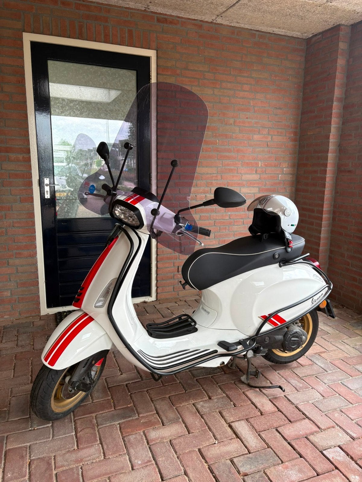 Vespa Sprint Sixties  Wit  inclusief accessoires, Fietsen en Brommers, Scooters | Vespa, Ophalen of Verzenden, Zo goed als nieuw