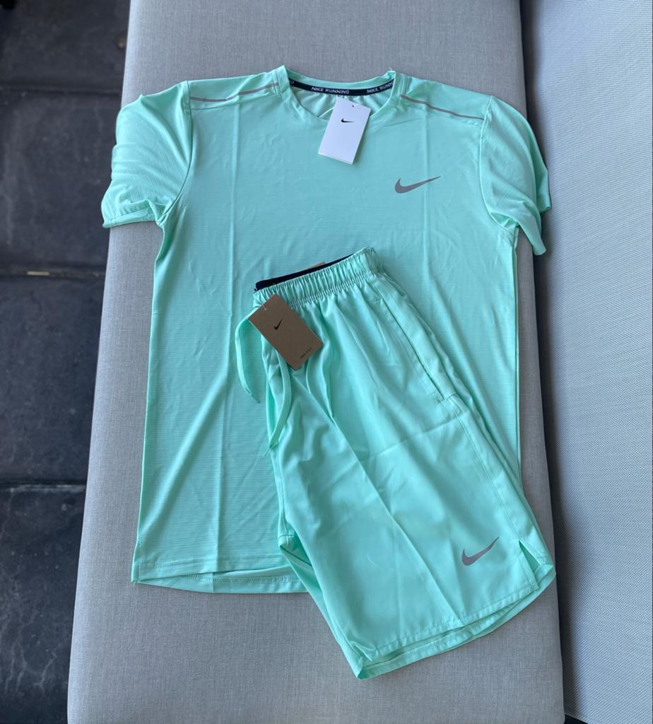 Nike sportset turkoois XL - T-shirt en korte broek, Overige kleuren, Ophalen of Verzenden, Algemeen, Maat 56/58 (XL)