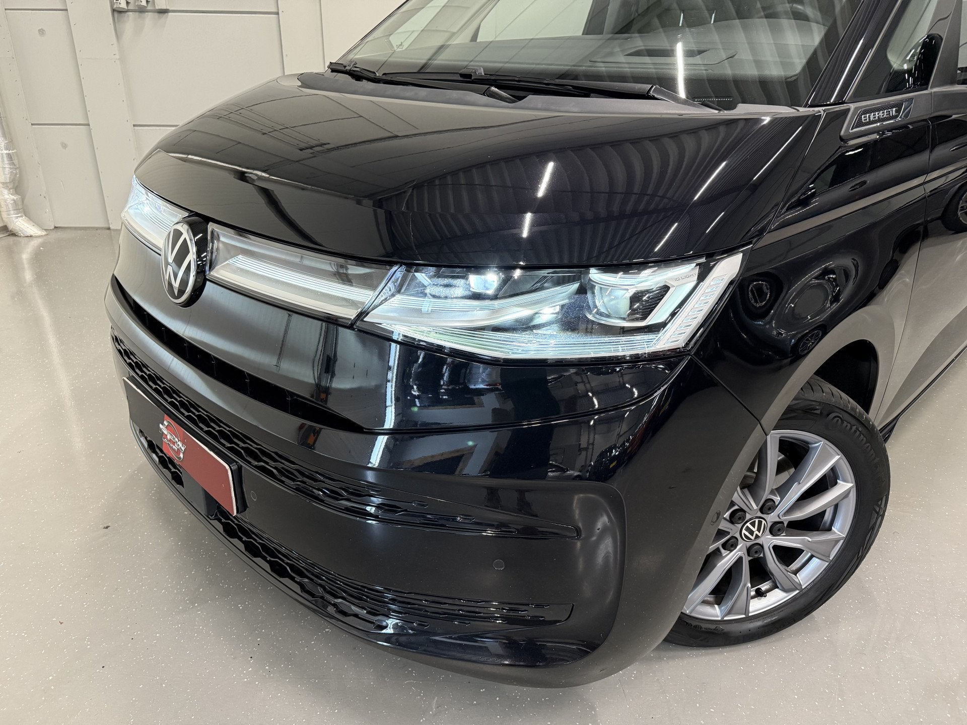 Volkswagen Multivan 1.4 eHybrid Energetic 6p. PANO/LEER-ALCA, Auto's, Dealer onderhouden, Gebruikt, Zwart, Met garantie (alle)