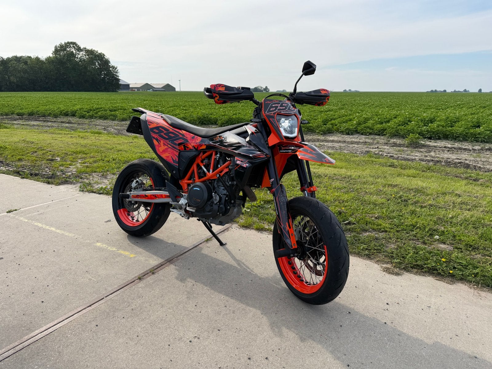KTM 690 Supermoto uit 2019 - Perfecte staat!, Motoren, Occasion, Particulier, Meer dan 35 kW, Minimaal motorrijbewijs A2