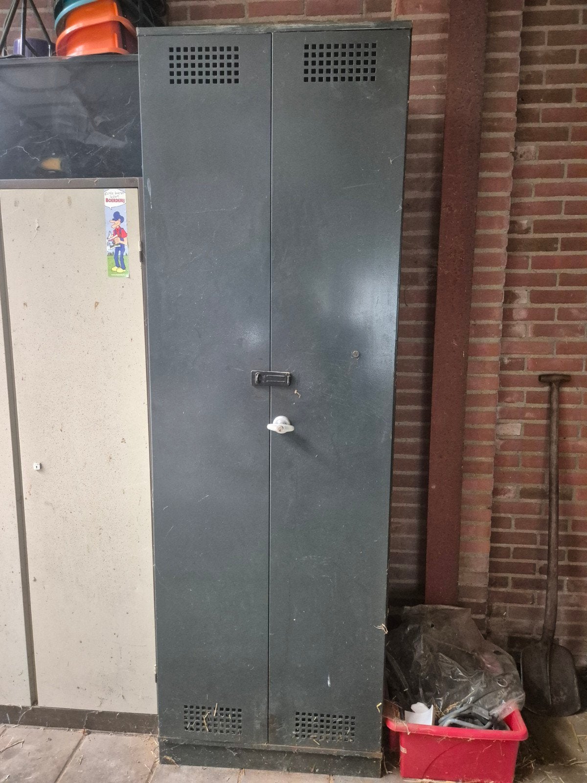 Grote metalen zadelkast, Dieren en Toebehoren, Ophalen, Gebruikt
