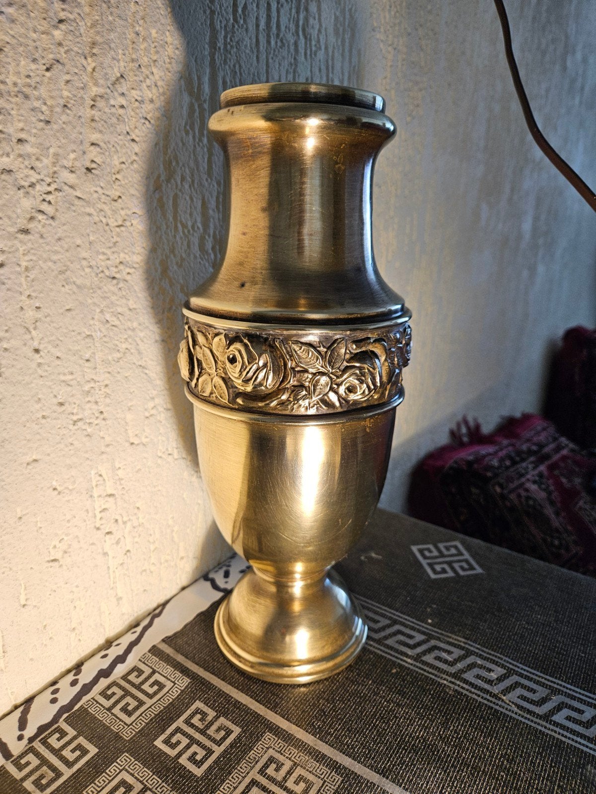 Decoratieve bronzen vaas met rozenreliëf, Ophalen