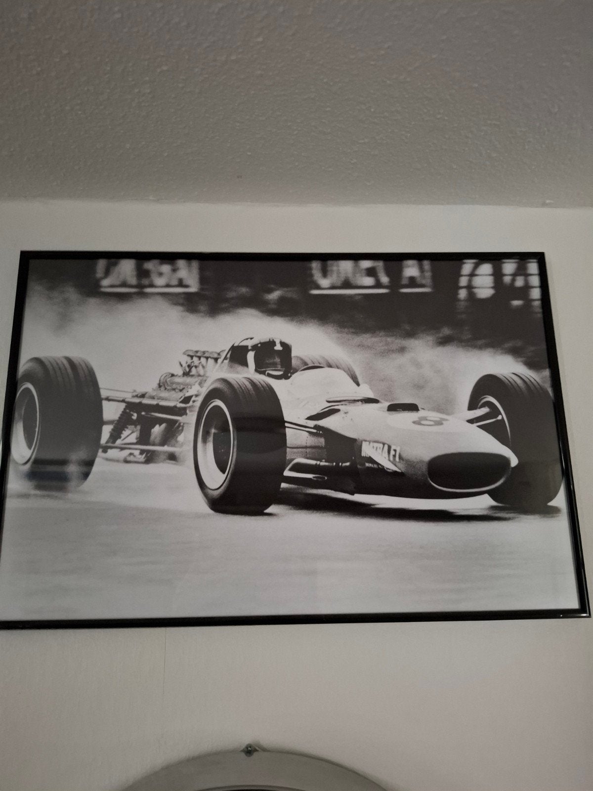 Zwart-wit foto raceauto in actie, Huis en Inrichting, Ophalen, 50 – 75, Zo goed als nieuw, 75 tot 100 cm