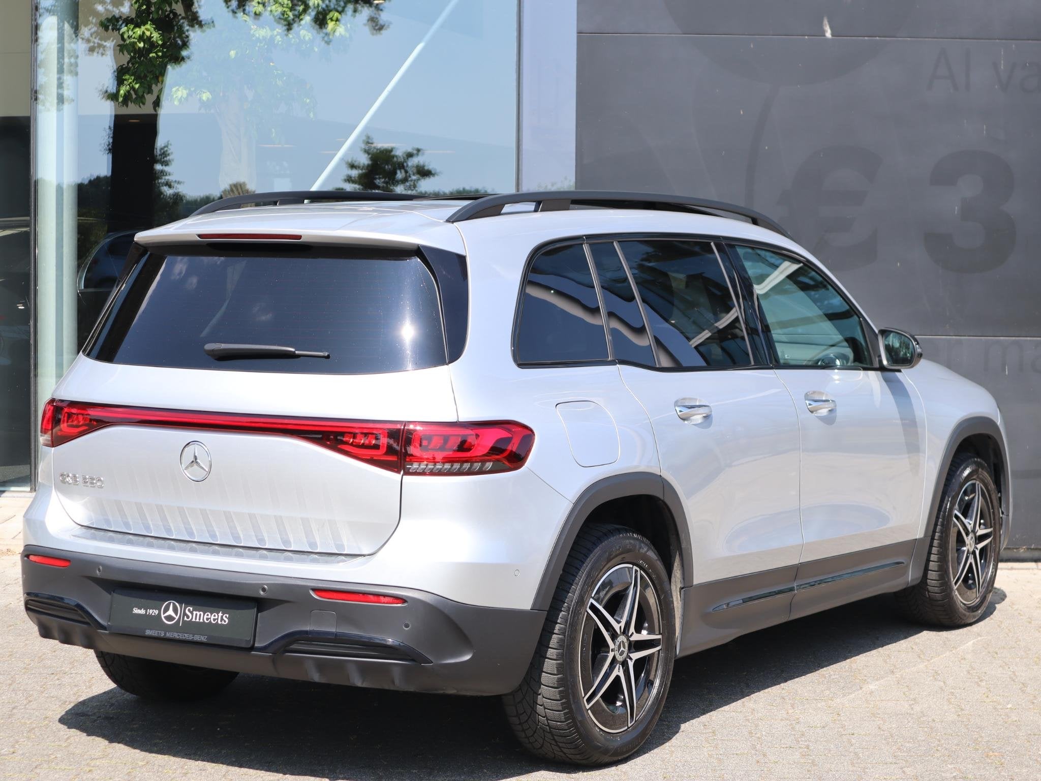 Mercedes-Benz EQB 250 AMG Line 7p. 67 kWh l Keyless l Stoelv, Dealer onderhouden, Stof, Gebruikt, 190 pk