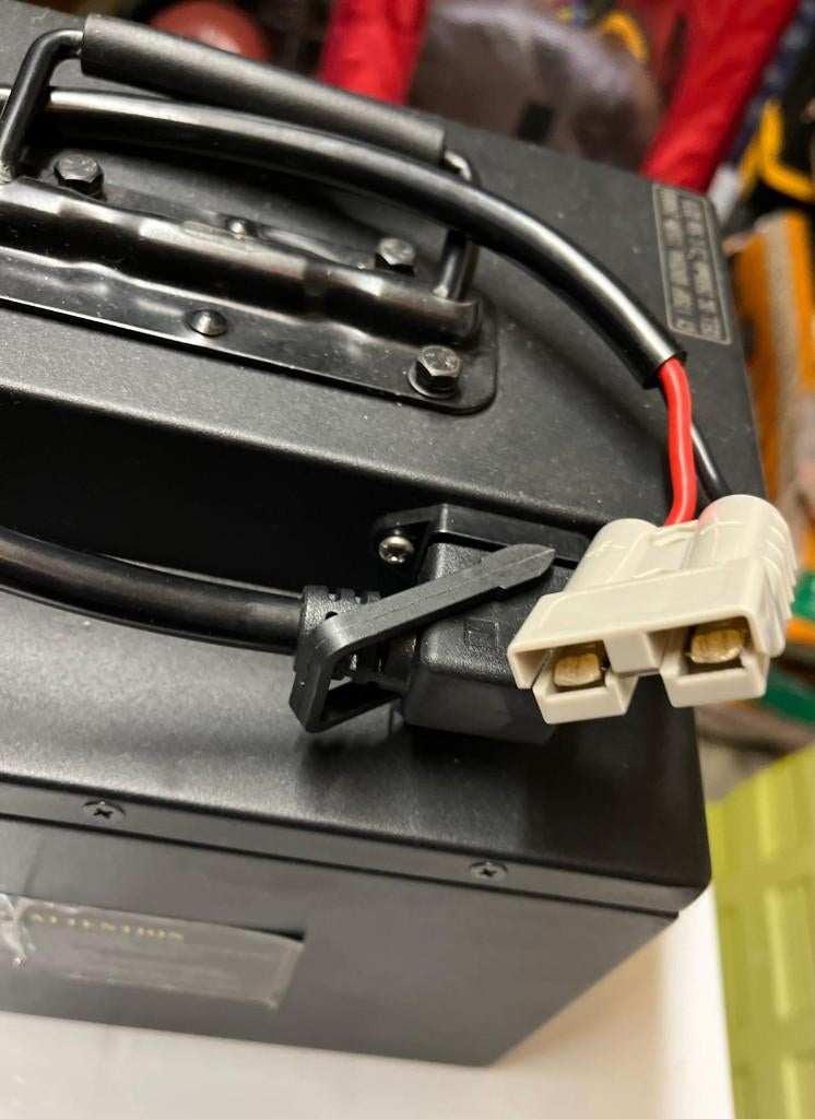 Te koop litium accu en oplader, Ophalen, Nieuw, Benzine, Overige merken