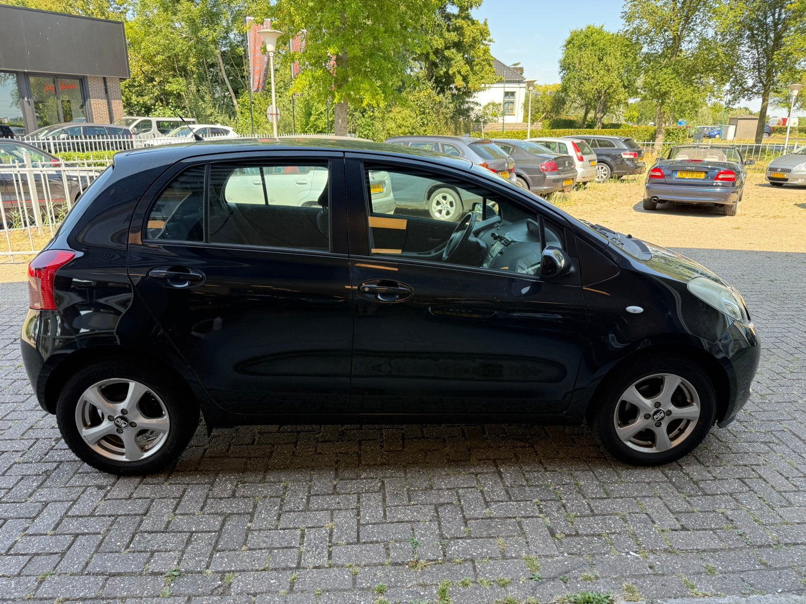Toyota Yaris 1.3 16V Vvt-i 5DR Airco Dealer onderhouden, Voorwielaandrijving, Stof, 40 €/maand, Zwart