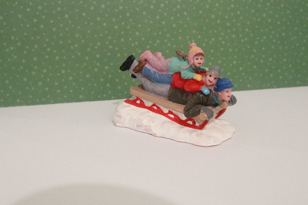 sleeën met papa. Lemax figurine voor in een kerstdorp, Diversen, Kerst, Ophalen of Verzenden, Gebruikt