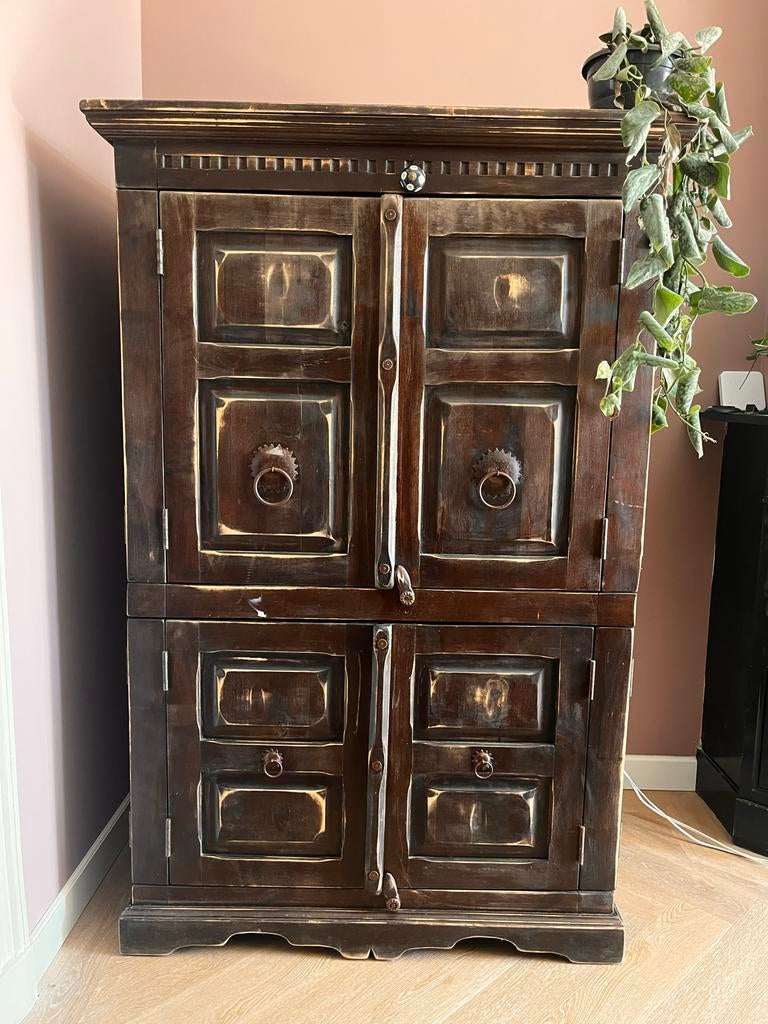 Unieke handgemaakte vintage houten kast met sierbeslag, Ophalen