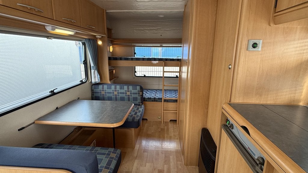 Adria Altea 502 DK bouwjaar 2004 met voortent, Caravans en Kamperen, Caravans, Bedrijf, Treinzit, Adria, 5 tot 6 meter