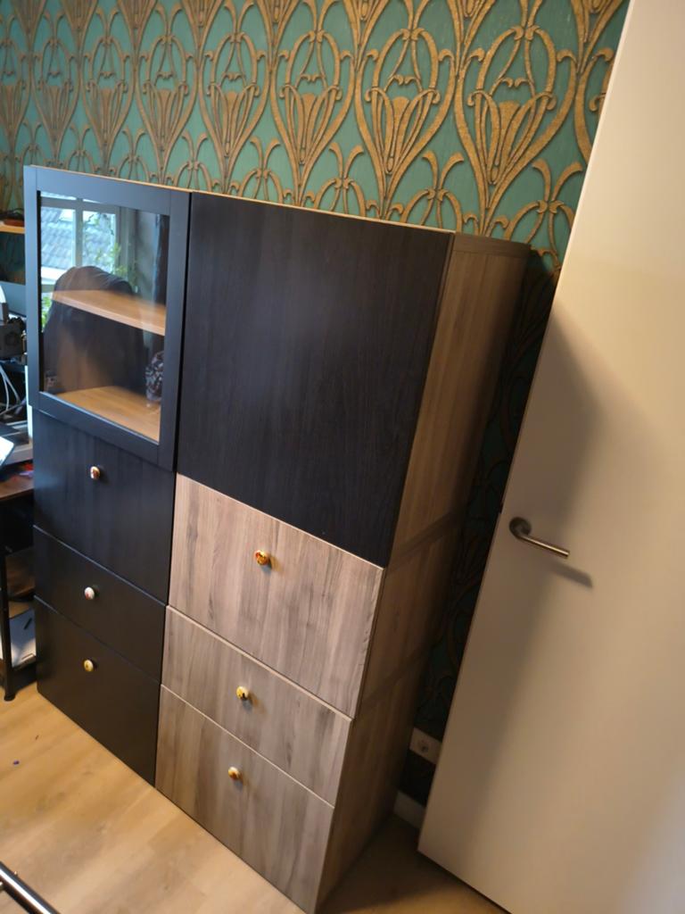 Moderne kast met lades en vitrine - Zwart/Houtlook, Huis en Inrichting, Kasten | Dressoirs, Ophalen, Glas, Zo goed als nieuw, Modern