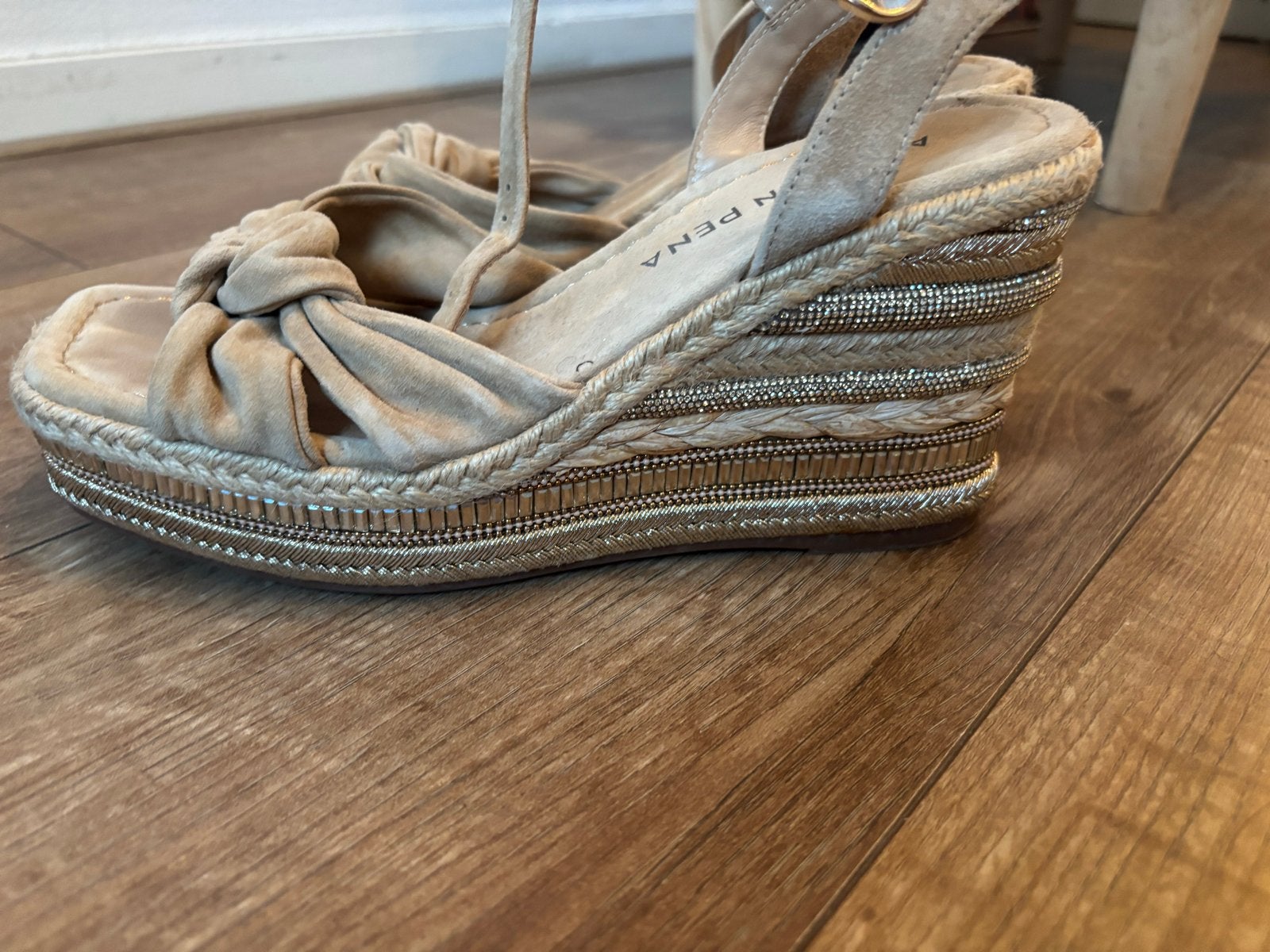 Alma en Pena sleehak sandalen maat 38, Ophalen of Verzenden, Zo goed als nieuw, Beige, Sandalen of Muiltjes