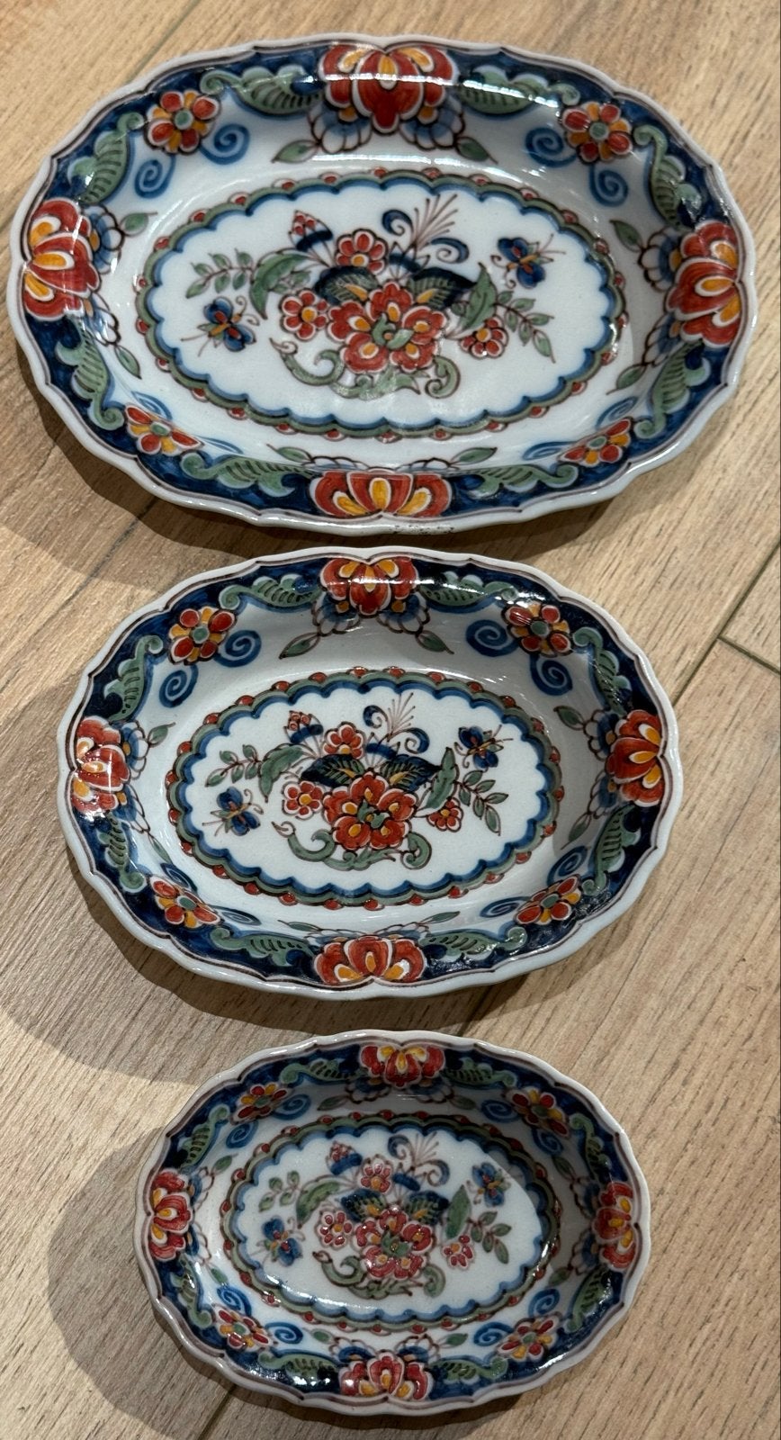Set van 3 handbeschilderde Makkum aardewerk schotels, Ophalen of Verzenden