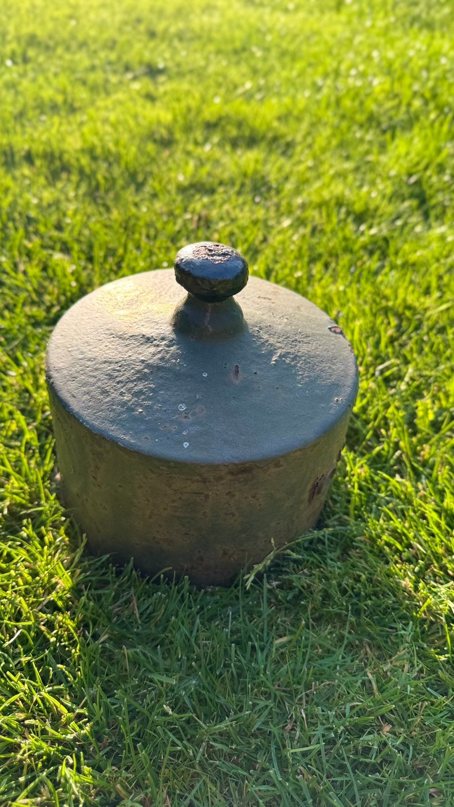 Oude nostalgische deksels van bovenleiding stroomnet, Ophalen