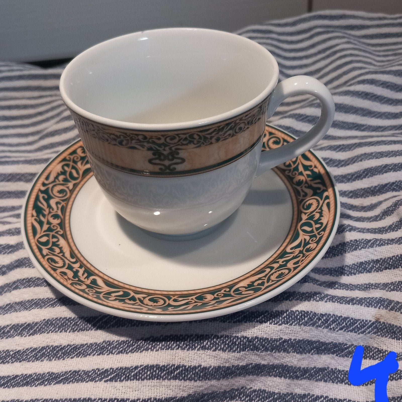 Elegante porseleinen kop en schotel, groen/goud decor, Ophalen of Verzenden