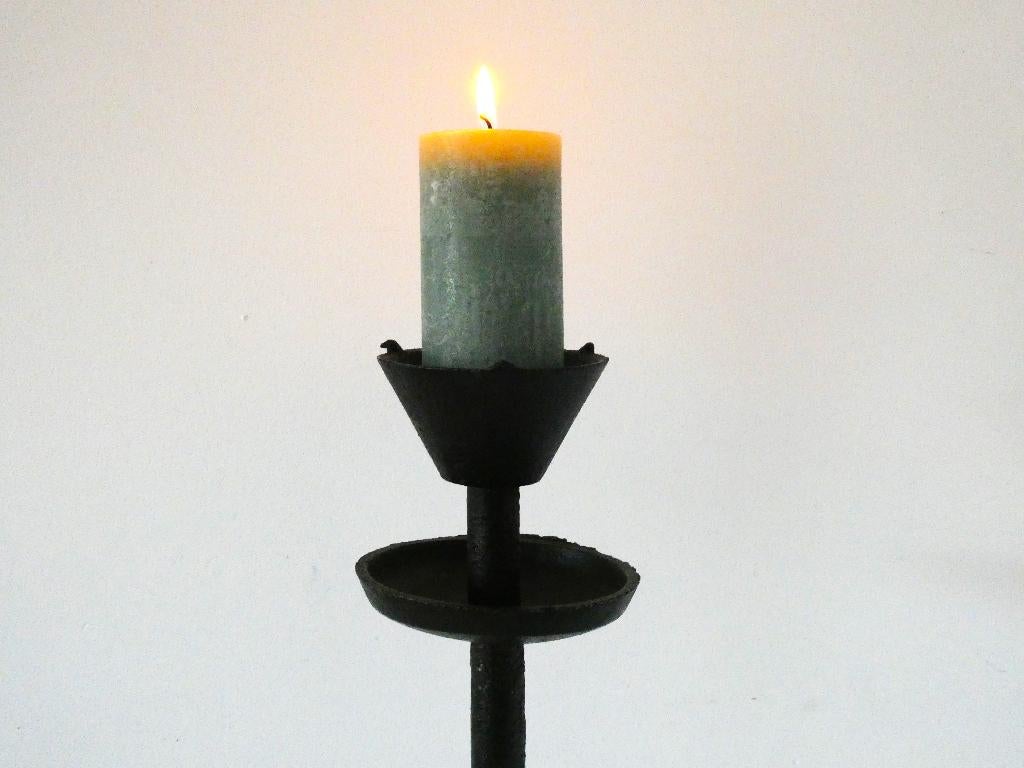 Een decoratieve kandelaar met een voet in klok vorm, Ophalen of Verzenden, Koper of Brons